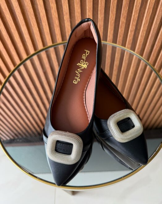 Sapatilha Bico Fino Detalhe Metal Quadrado Preta